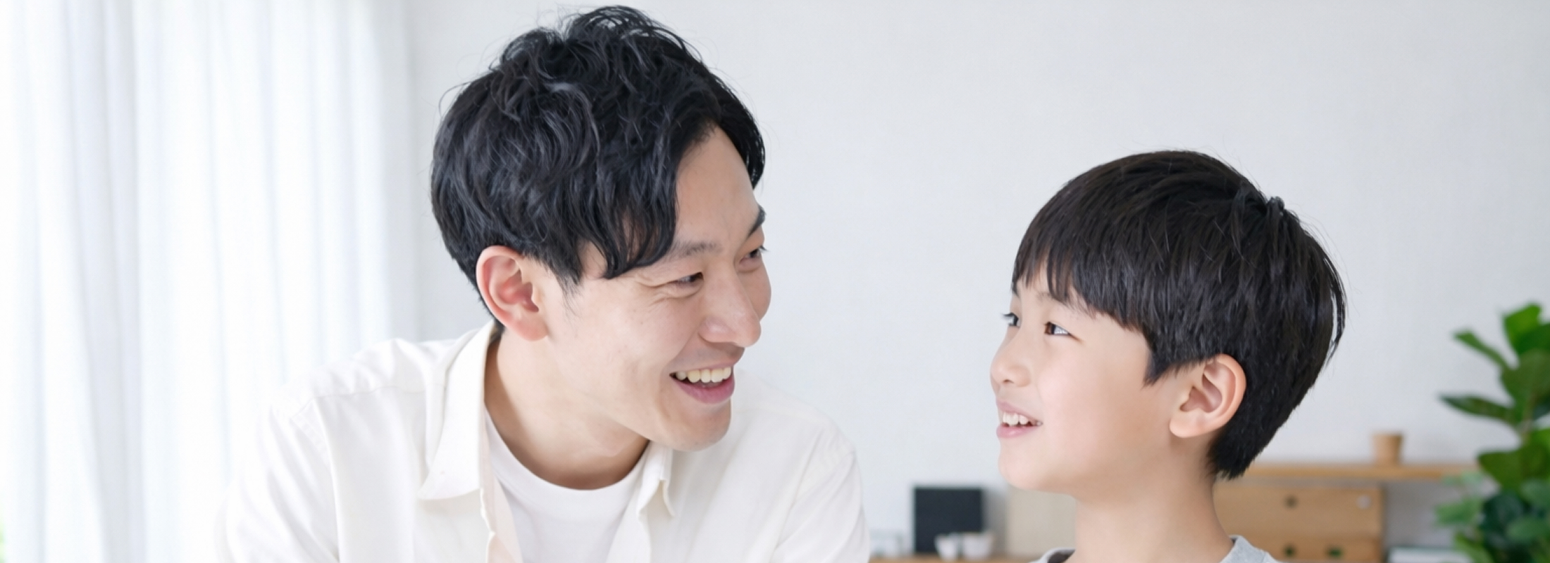 笑顔で見つめ合う親子