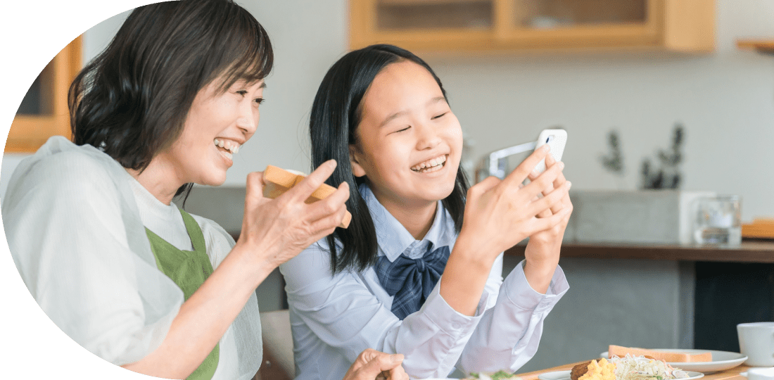 親子がスマホを見ながら談笑