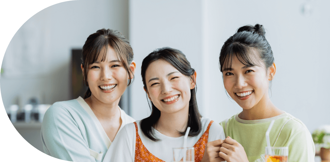 女性3人笑顔